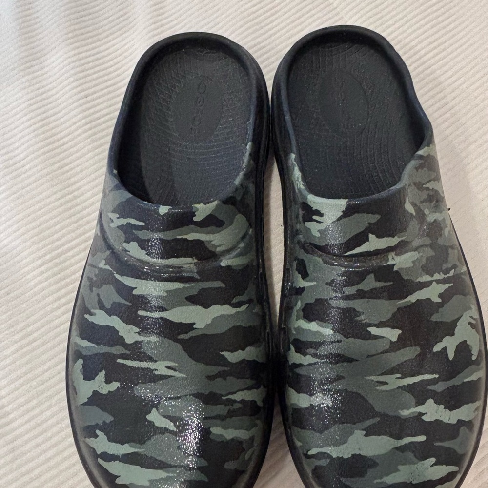 OOFOS Green and Black Slip-On Loafers